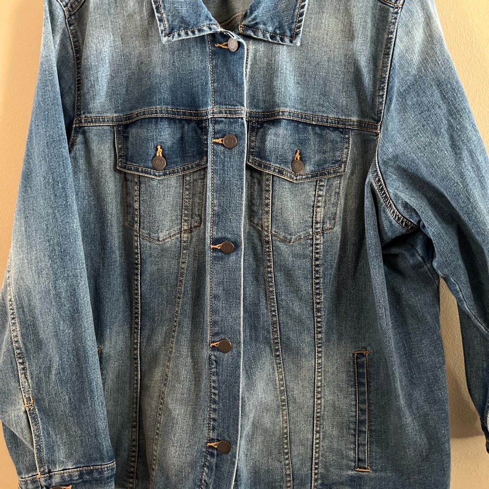Old Navy 4x women’s jean jacket . NWOT. Mint condition.